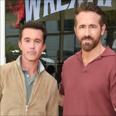 Ryan Reynolds and Rob McElhenney recreate a special cover for Christmas.