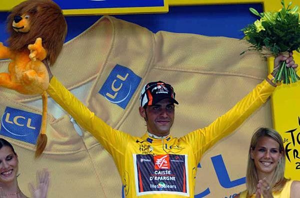 Oscar Pereiro (Caisse d'Epargne) waves with another lion