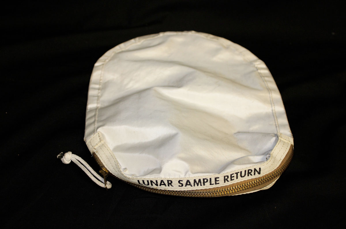 A lunar sample bag used to protect the first moon rocks collected on the moon will be turned over by NASA to an Illinois woman who won the bag at a disputed auction. 