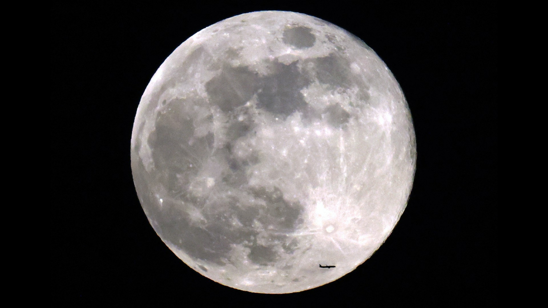See November's Full Beaver Moon light up the sky…