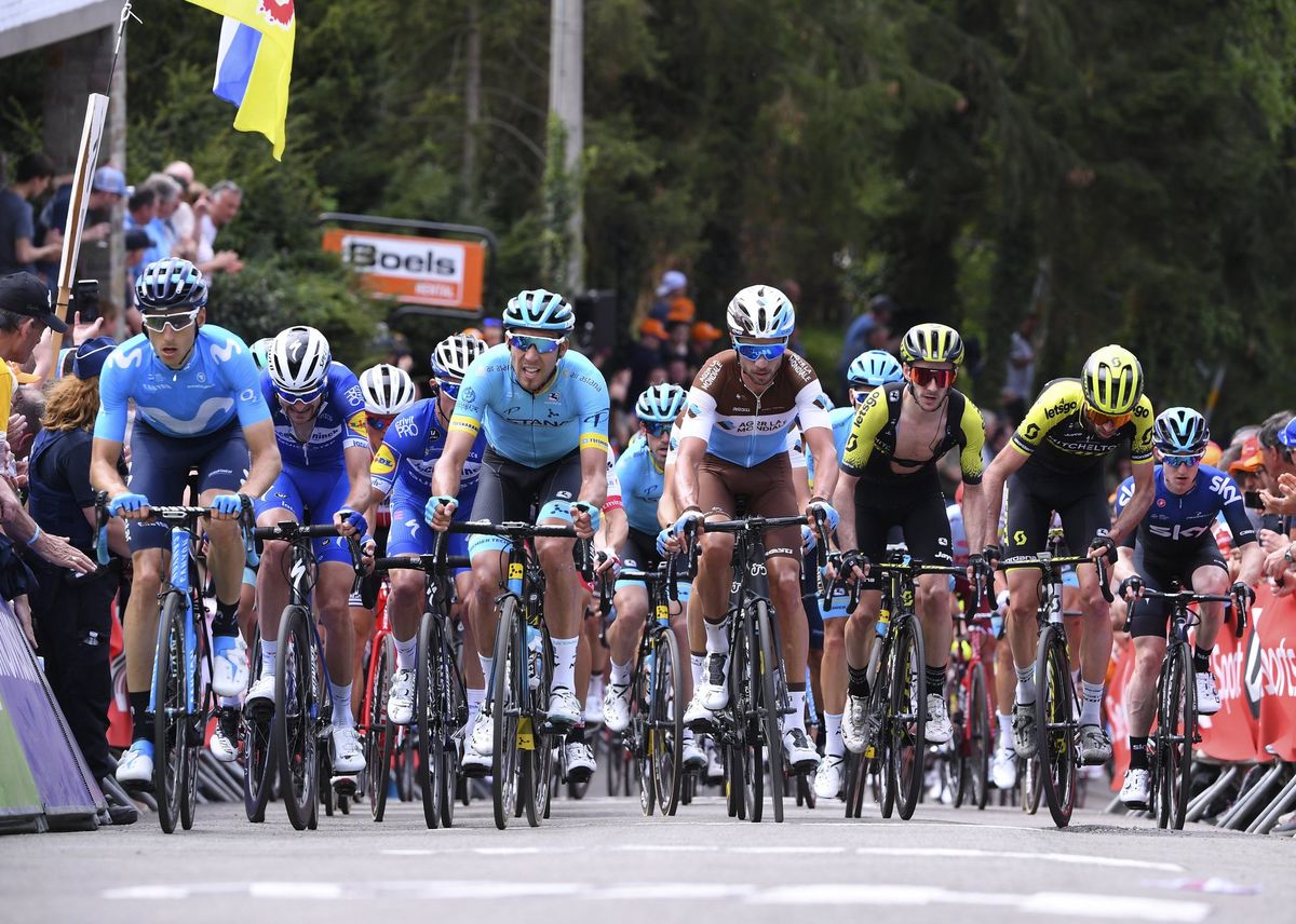 The peloton on the first ascent of Mur de Huy.