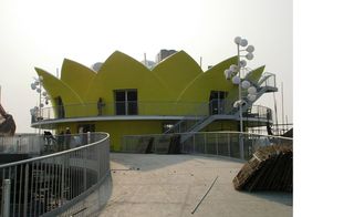 The Dutch Pavilion: ’Happy Street’ by John Kormeling under construction