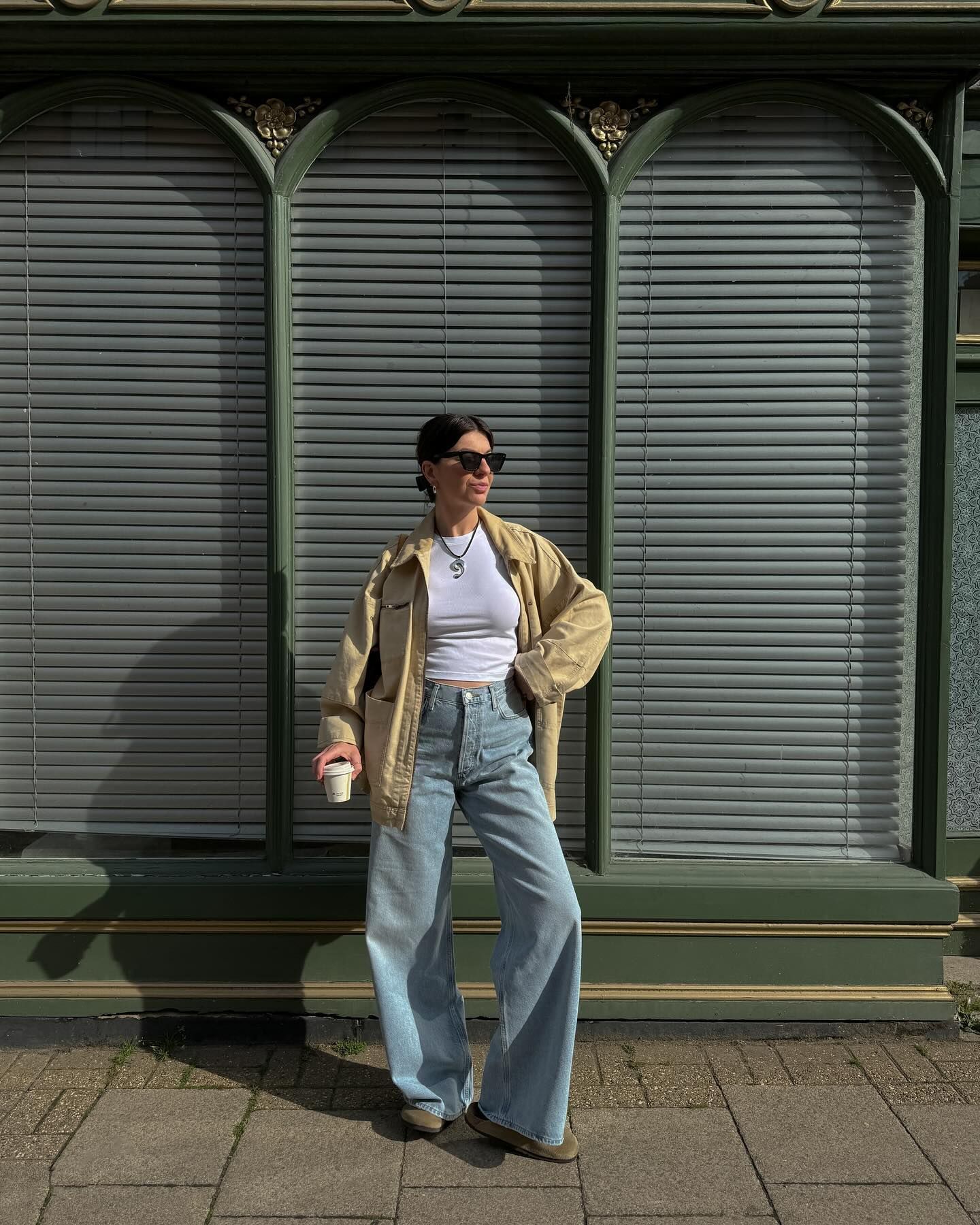 Influencer wears jeans and Birkenstock Bostons
