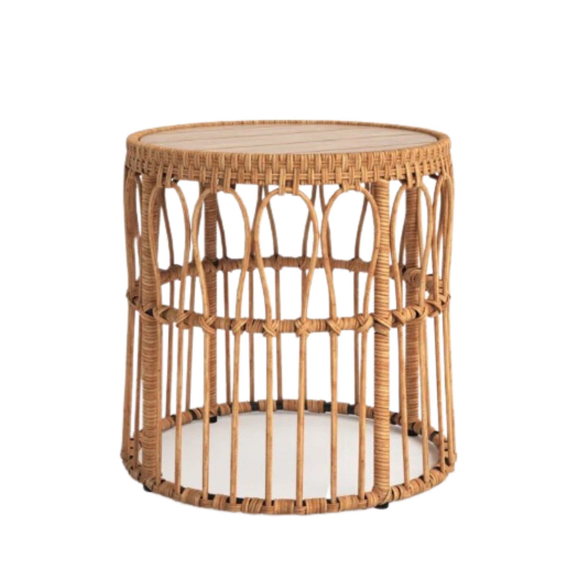 Meja bundar yang terbuat dari anyaman dan rotan