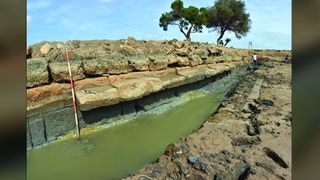 A ledge at the mid-point of the northern side of the pool.