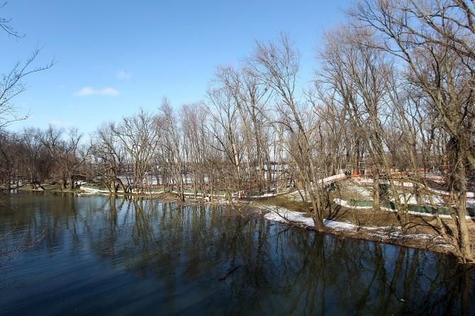 As Beargrass Creek, a tributary of the Ohio River, rises, protective barriers have been constructed next to the cyclo-cross Worlds course to inhibit the flooding of the venue.
