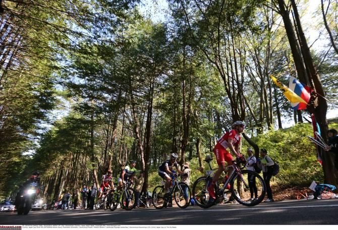 Darren Lapthorne (Drapac) leads the break