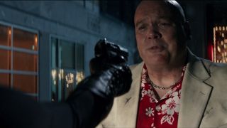 Echo holder en pistol rettet mot Kingpin i episode 6 av Hawkeye