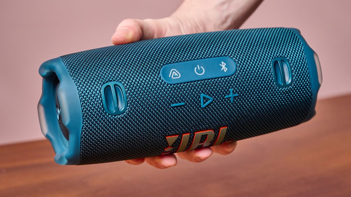 Buttons on the JBL Charge 6