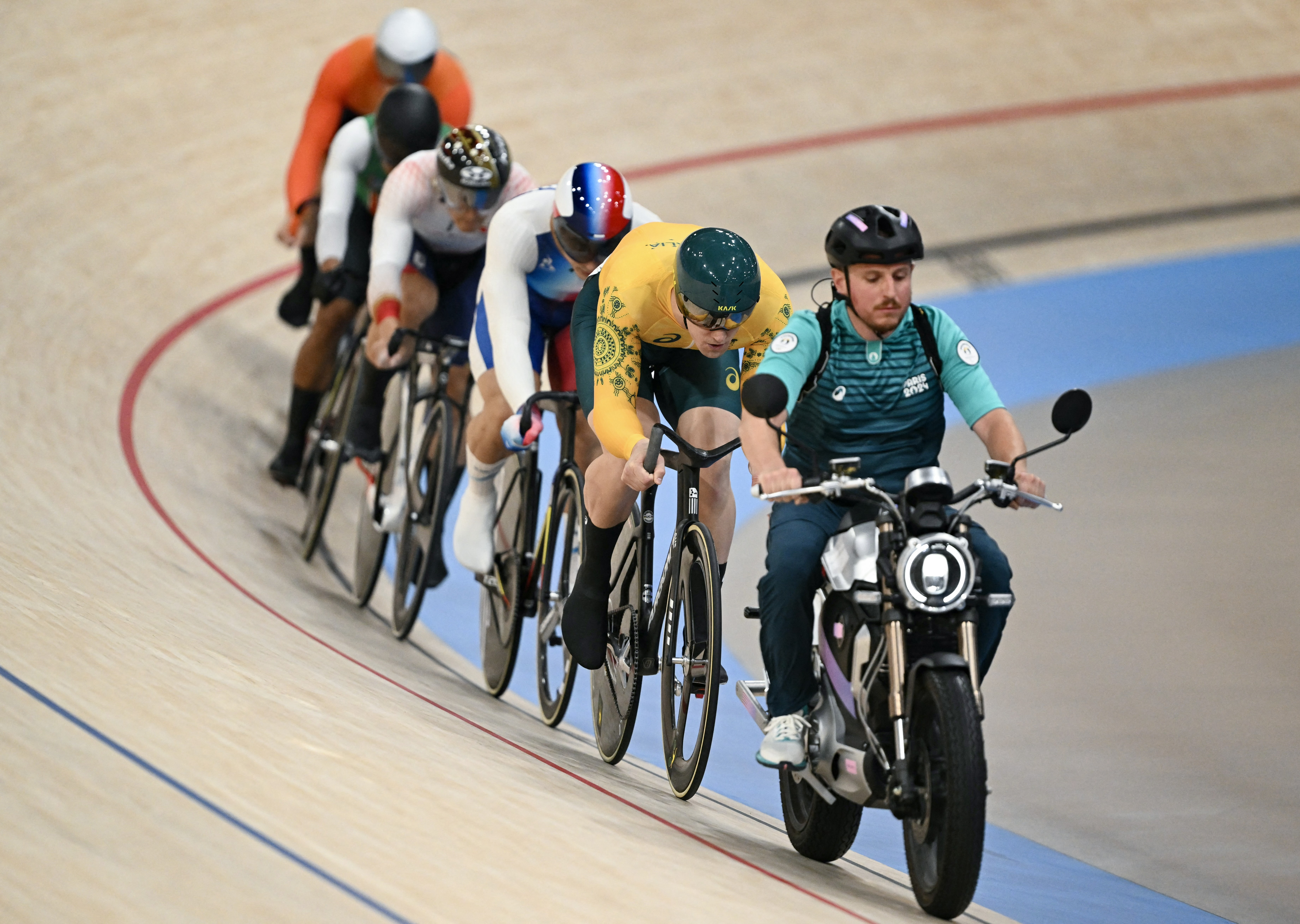 Un sprinteur sur piste en compétition dans l'épreuve de Keirin aux Jeux Olympiques