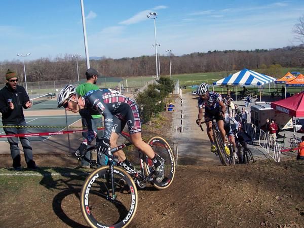 Jake Wells (Mafia Racing) tops the "wall" at the head of the lead group followed by Davide Frattini, Matt Shriver and Brian Matter.