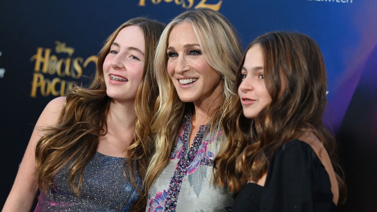  Marion Loretta Elwell Broderick, Sarah Jessica Parker, and Tabitha Hodge Broderick attend Disney&#039;s &quot;Hocus Pocus 2&quot; premiere at AMC Lincoln Square Theater on September 27, 2022 in New York City. 