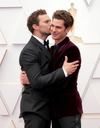 Jamie Dornan kissing Andrew Garfield at the Oscars red carpet 2022