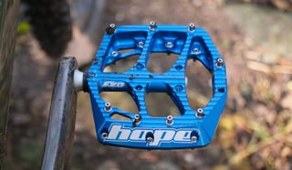 Hope F20 pedal fitted to a bike