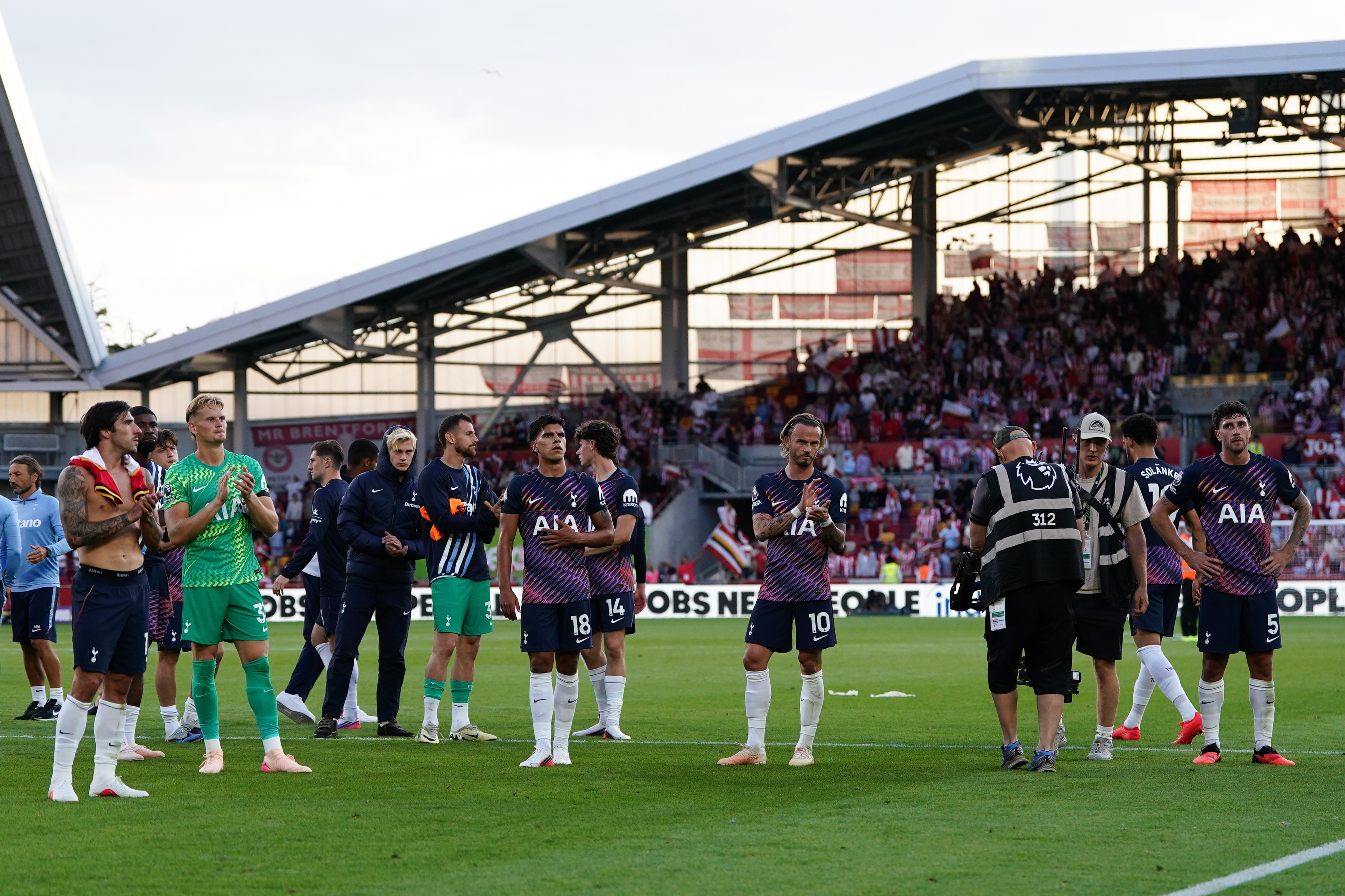 Tottenham players applaud away support at full time during the Premier League match between Brentford and Tottenham Hotspur at Gtech Community Stadium in London, United Kingdom, on August 22, 2026. (Photo by Harvey Murphy/News Images/NurPhoto via Getty Images)