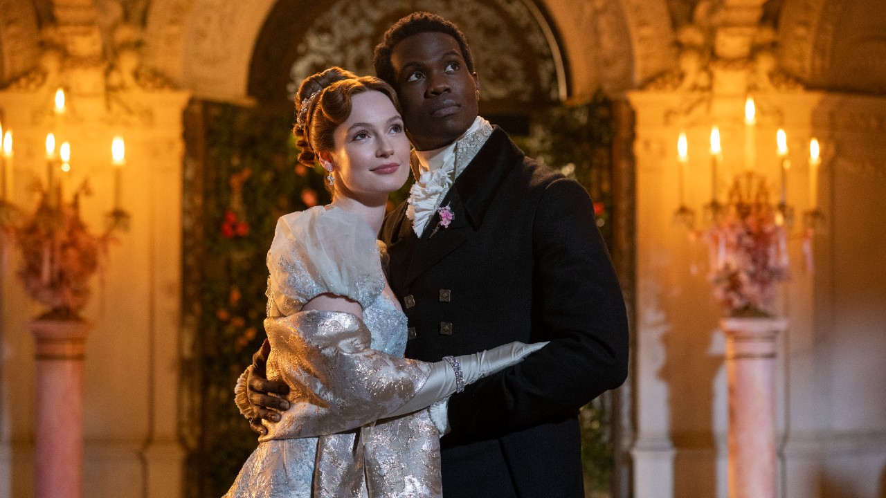 左から右へ：ブリジャートンでビクター・アリを抱き締めるハンナ・ドッド。