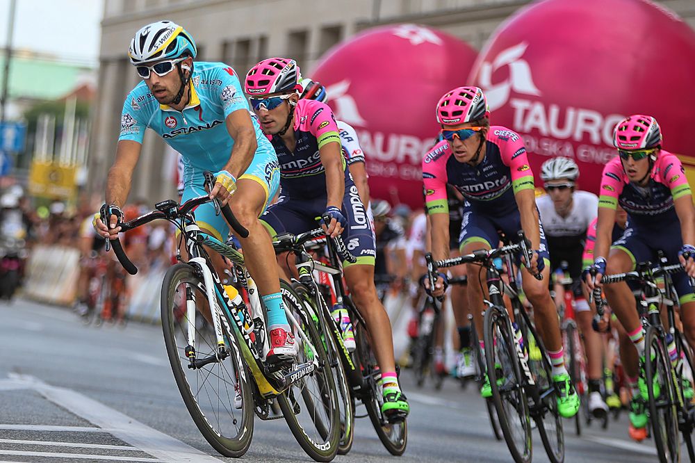 Dario Cataldo (Astana) leads Lampre-Merida riders around the circuit