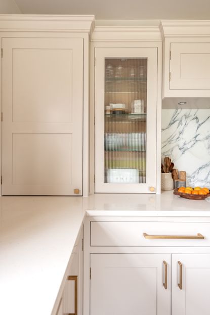 What color hardware goes with white kitchen cabinets? | Livingetc
