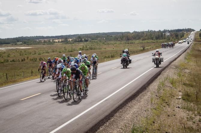 Strong winds split the peloton