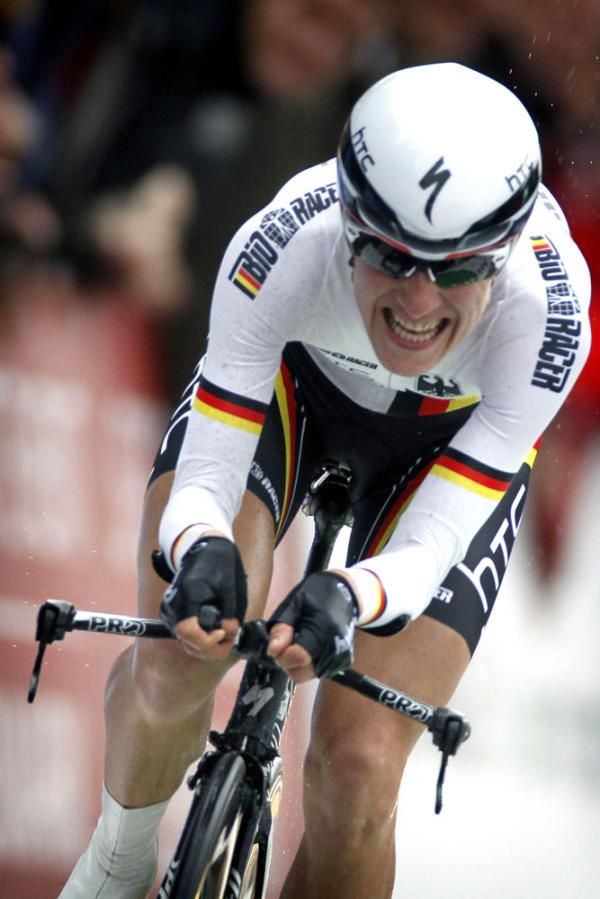 Judith Arndt (Germany) has a good aero position