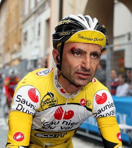 Leonardo Piepoli (Saunier Duval - Scott) went down hard