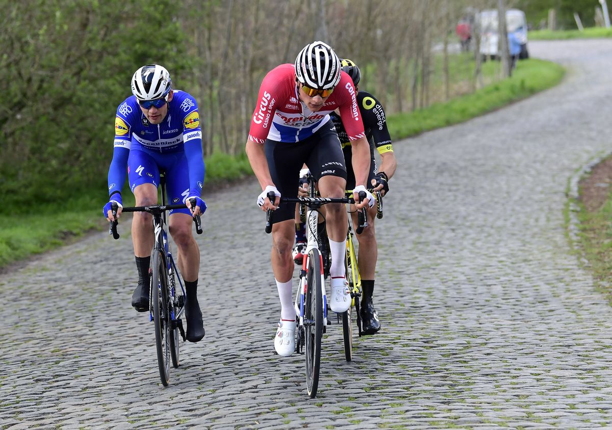 Mathieu van der Poel attacks with Kasper Asgreen and Anthony Turgis