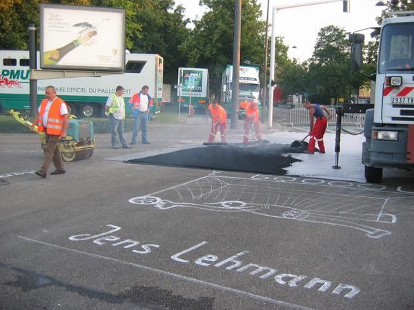 In the last corner the German victory over Argentina is celebrated... and some new asphalt is being placed over the tram track.