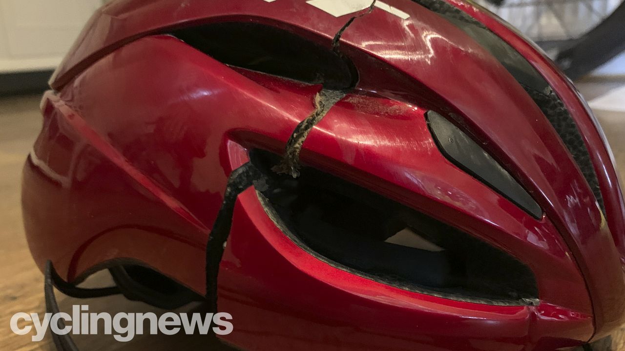 Cracked Met Rivale MIPS helmet