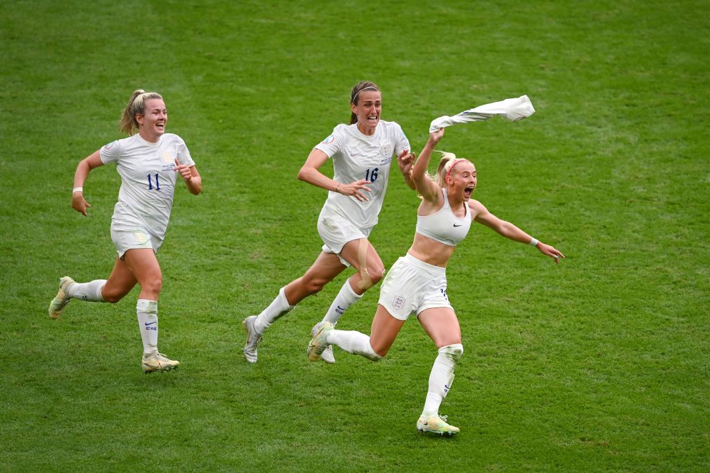 Womens Euro 22: LONDON, ENGLAND - JULY 31: Chloe Kelly of England celebrates scoring the winning goal with team mates Lauren Hemp and Jill Scott during the UEFA Women&#039;s Euro 2022 final match between England and Germany at Wembley Stadium on July 31, 2022 in London, England. (Photo by Michael Regan/Getty Images)