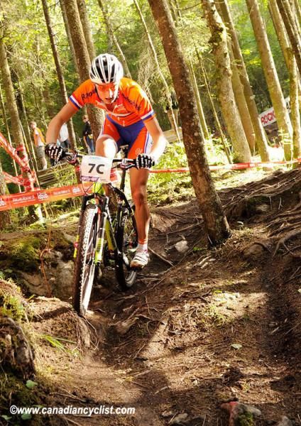 Thijs Zuurbier kept the Dutch in 1st going into lap 4
