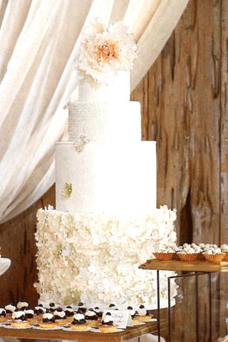 Blake Lively And Ryan Reynolds' Wedding Cake