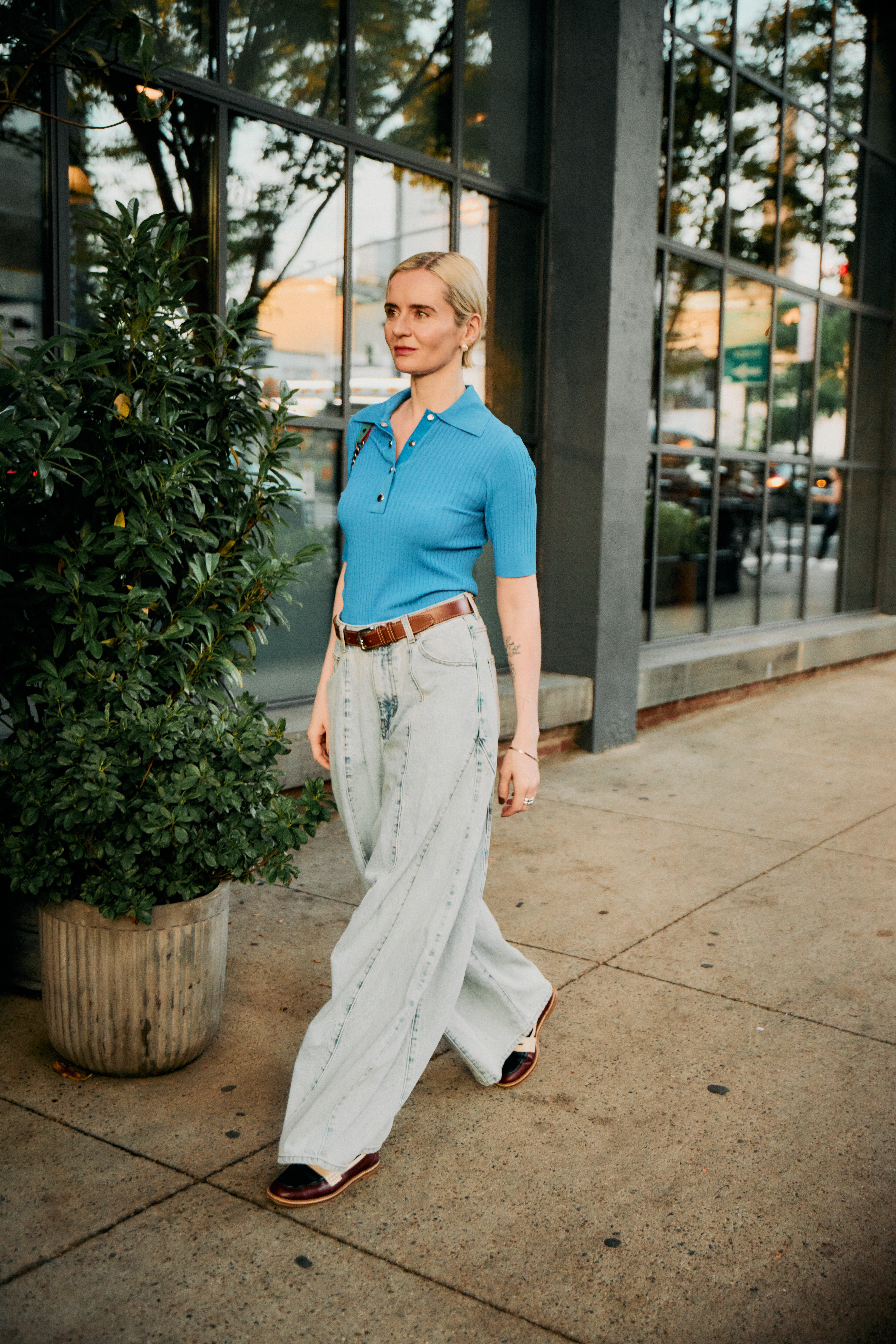 New York Fashion Week show goers wear jeans with belts.