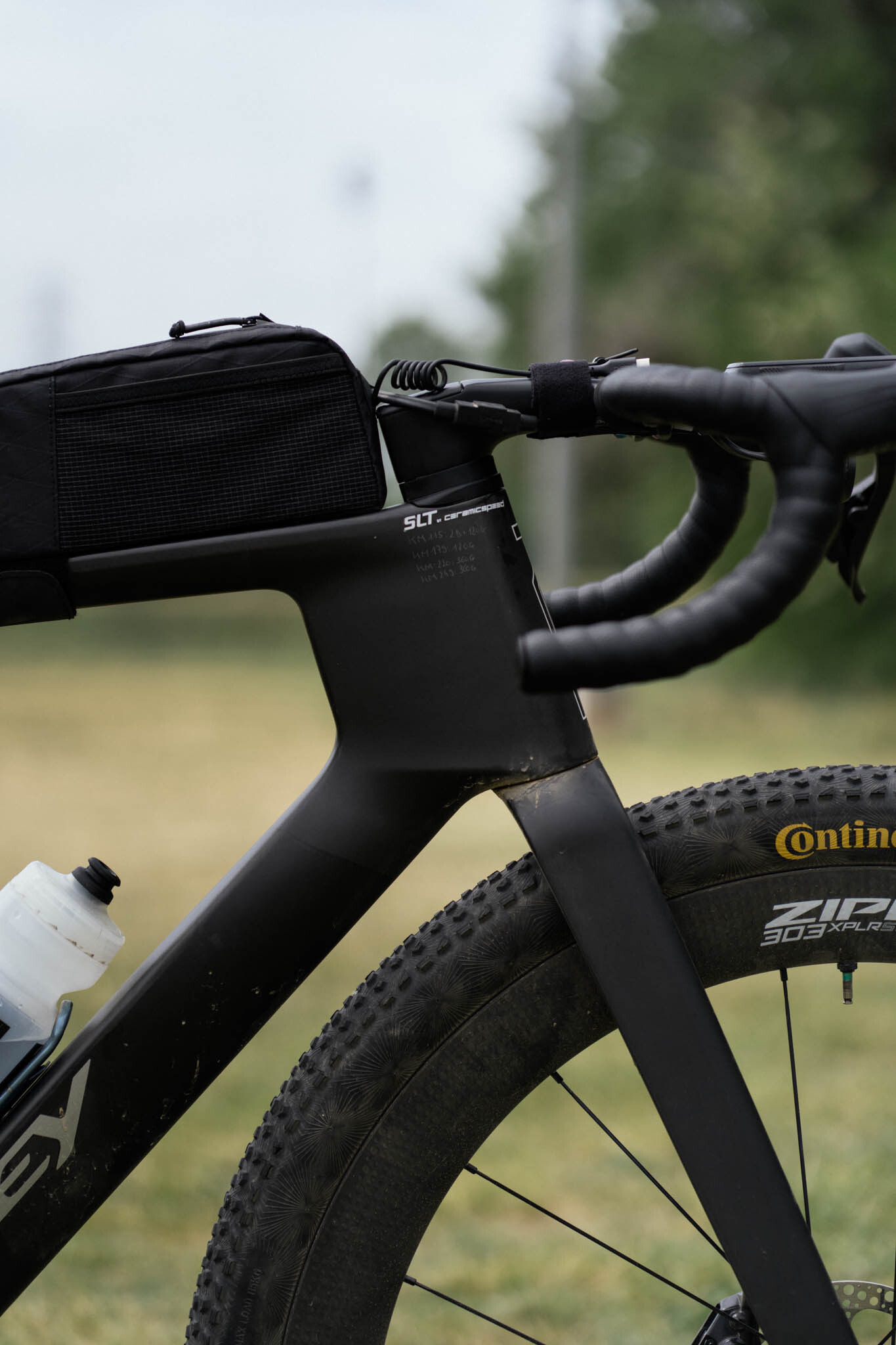 Bicicleta de cascalho Aero Ridley, protótipo preto fosco da Traka 2026.