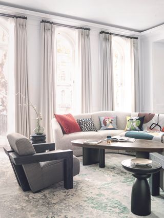 A living room with wall-to-wall carpeting