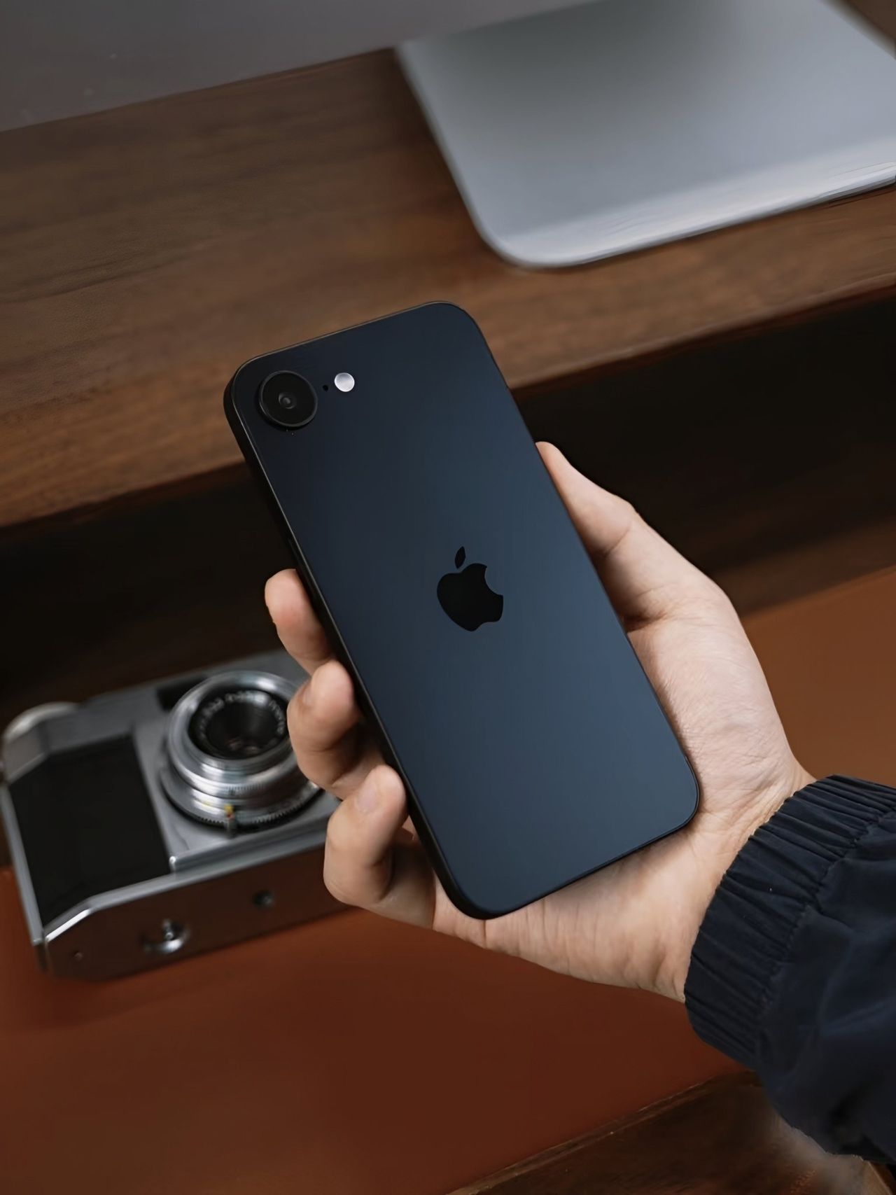Leaked images of matte black iPhone SE