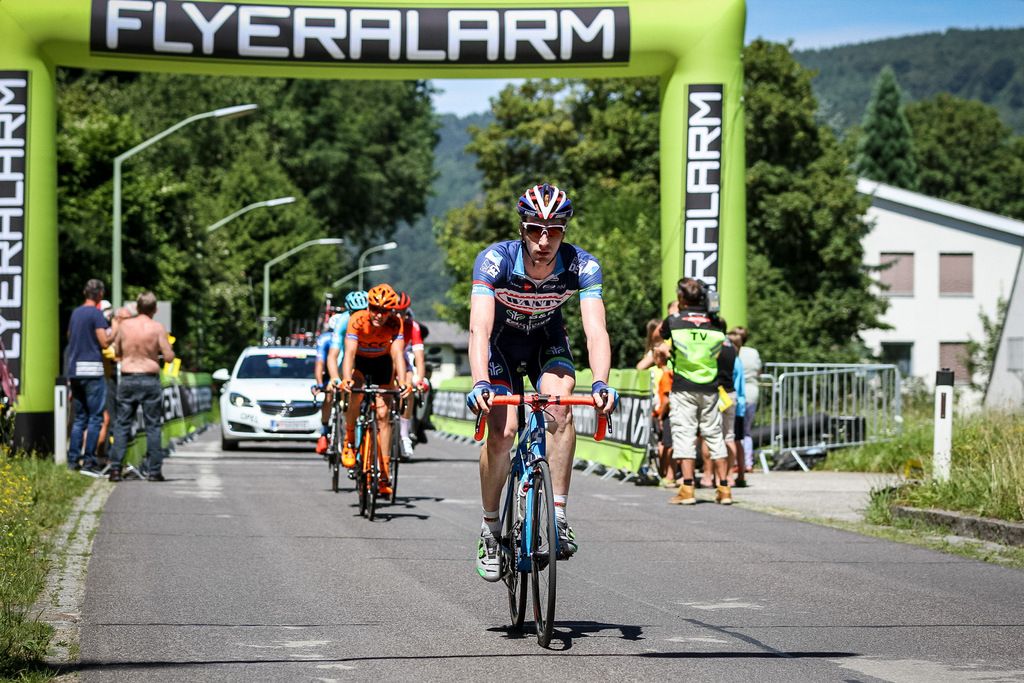 Contesting the intermediate sprint