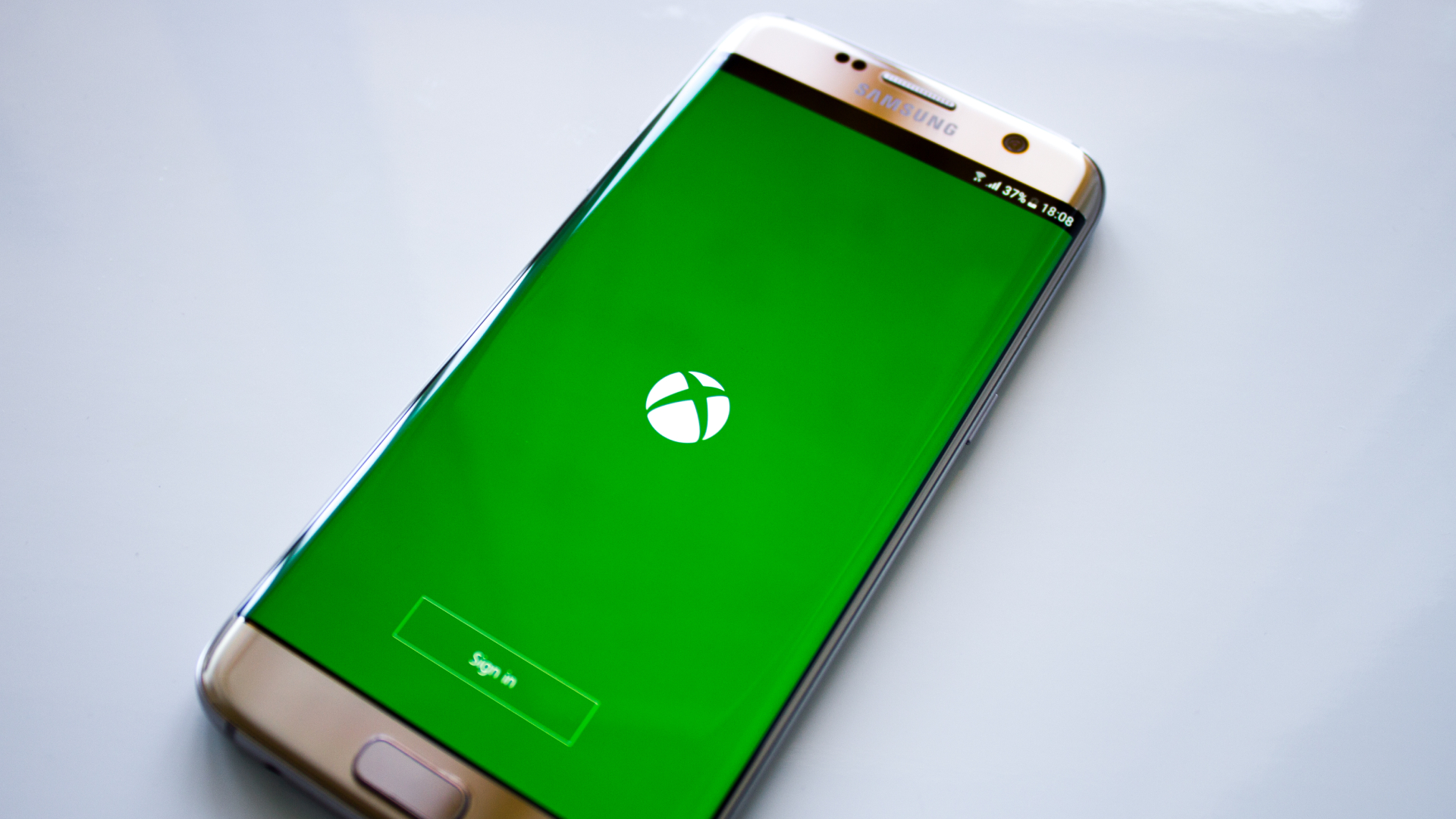 Xbox Cloud Gaming played on a Samsung smartphone