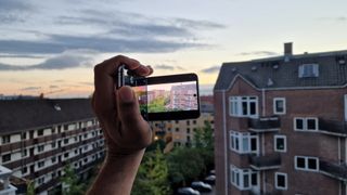 Galaxy Z Flip 4 hold som en camcorder med udsigt over København.