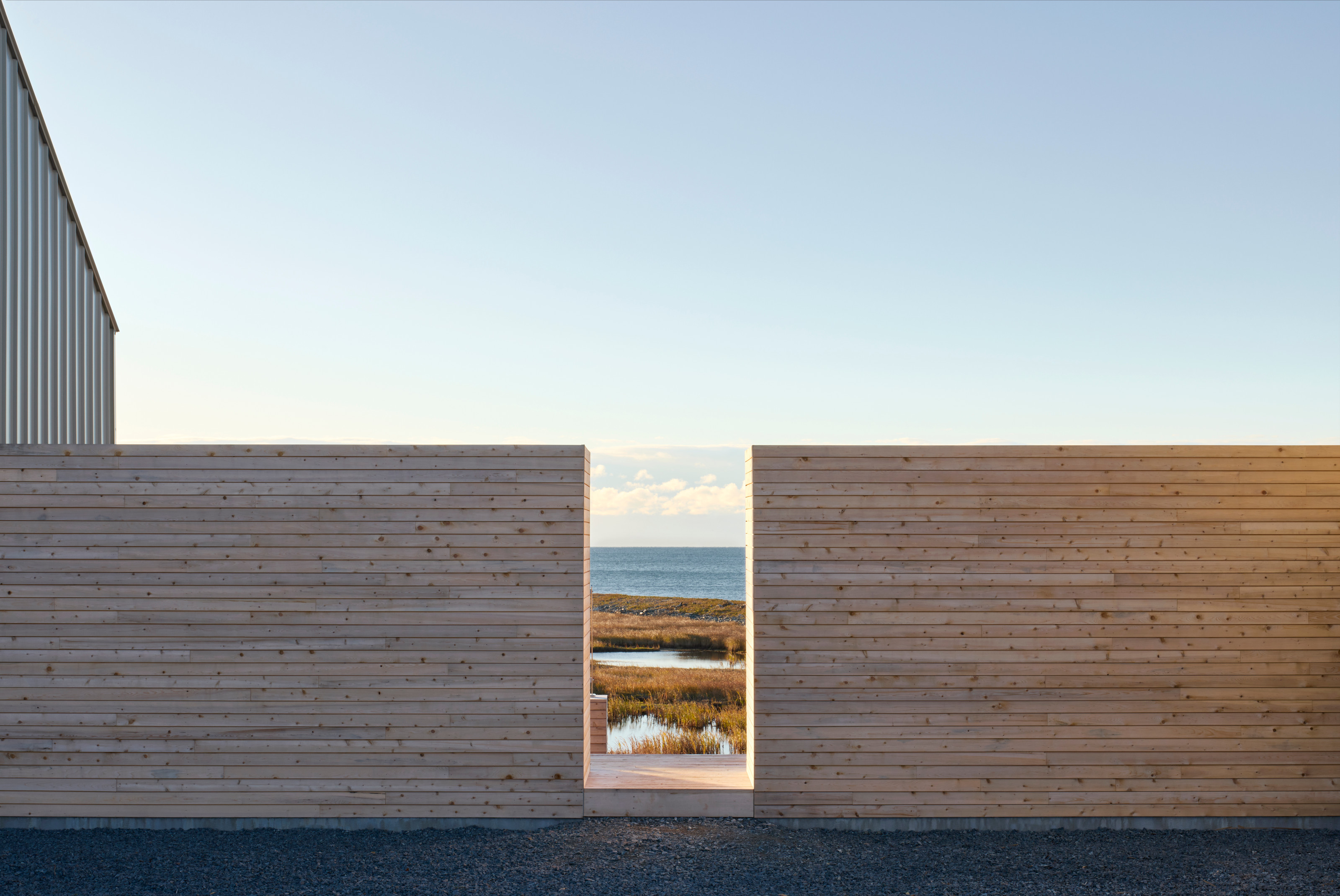 A slot in the wall reveals the ocean beyond