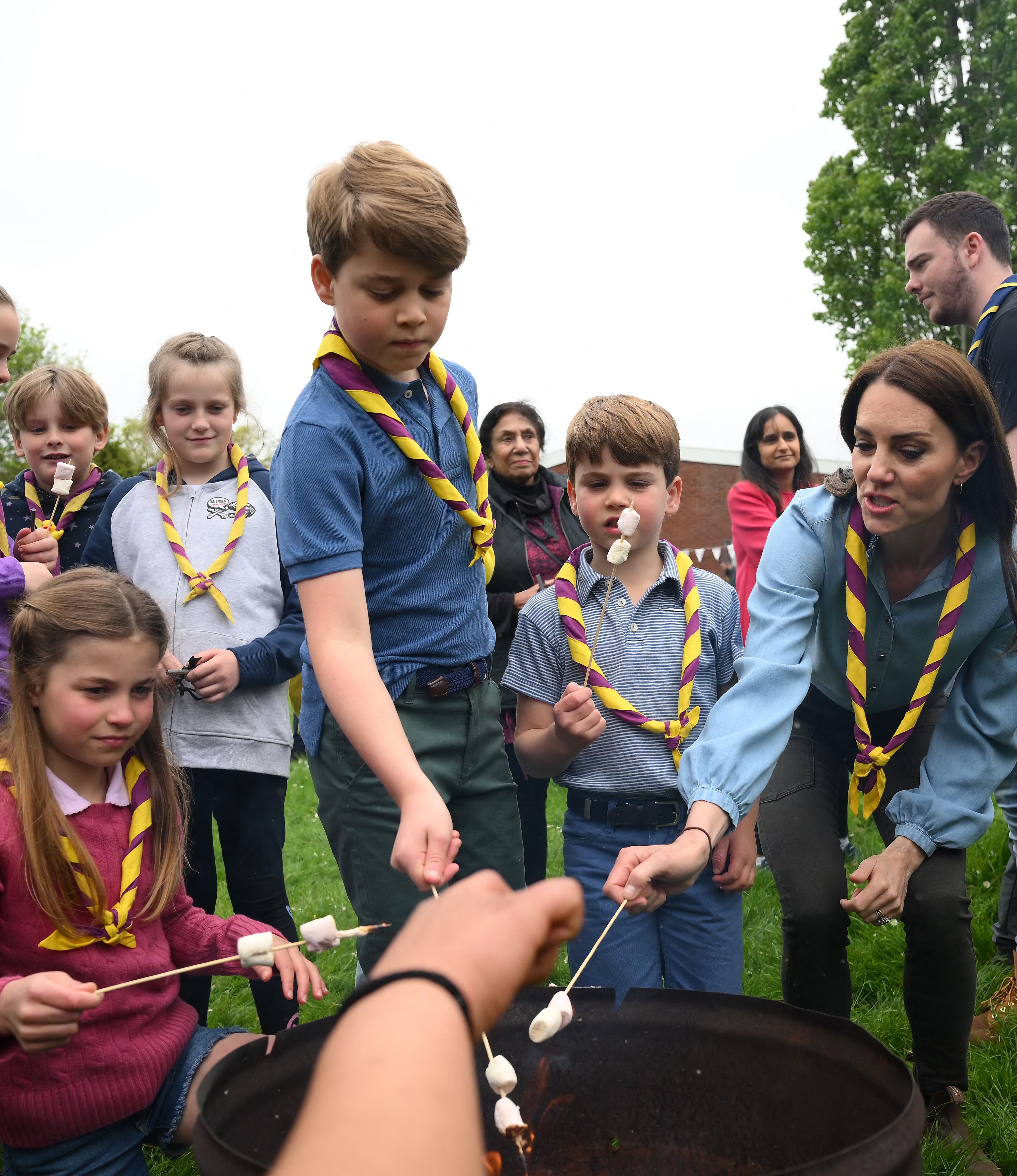 Prince George, Princess Charlotte, Prince Louis and Princess Kate roasting marshmallows