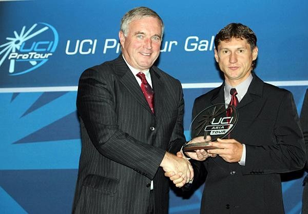 Pat McQuaid congratulates the winner of the Asia Tour, Andrey Mizourov