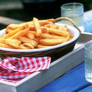 table with potato fry