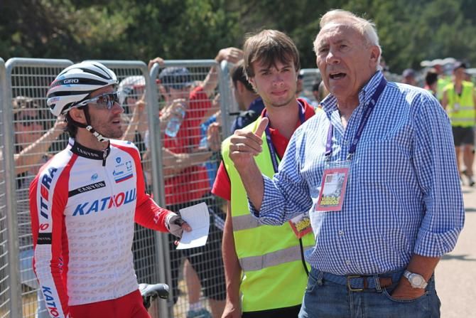 Spanish National coach Javier M&iacute;nguez chats with Dani Moreno (Katusha)