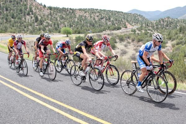 The break in the men's field loses time as the field closes in off the distance.