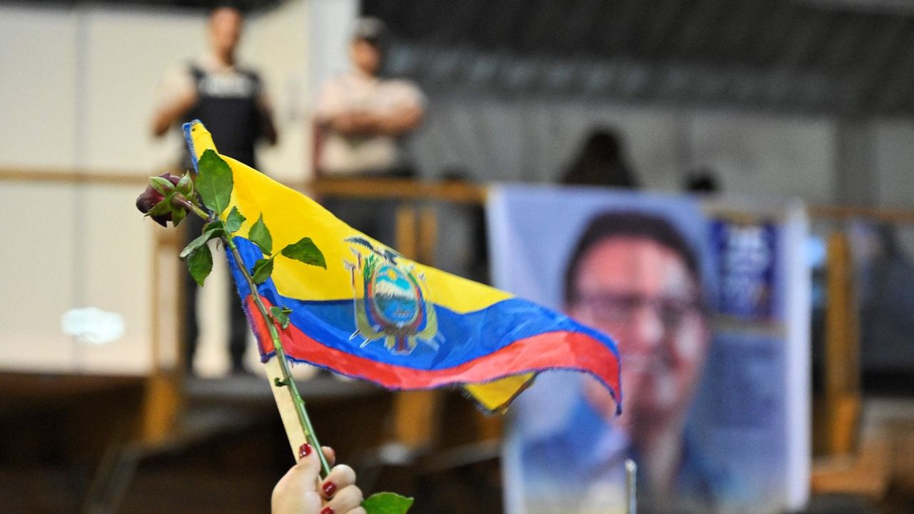 Mourner holds Ecuadorian flag at Villavicencio&amp;#039;s funeral