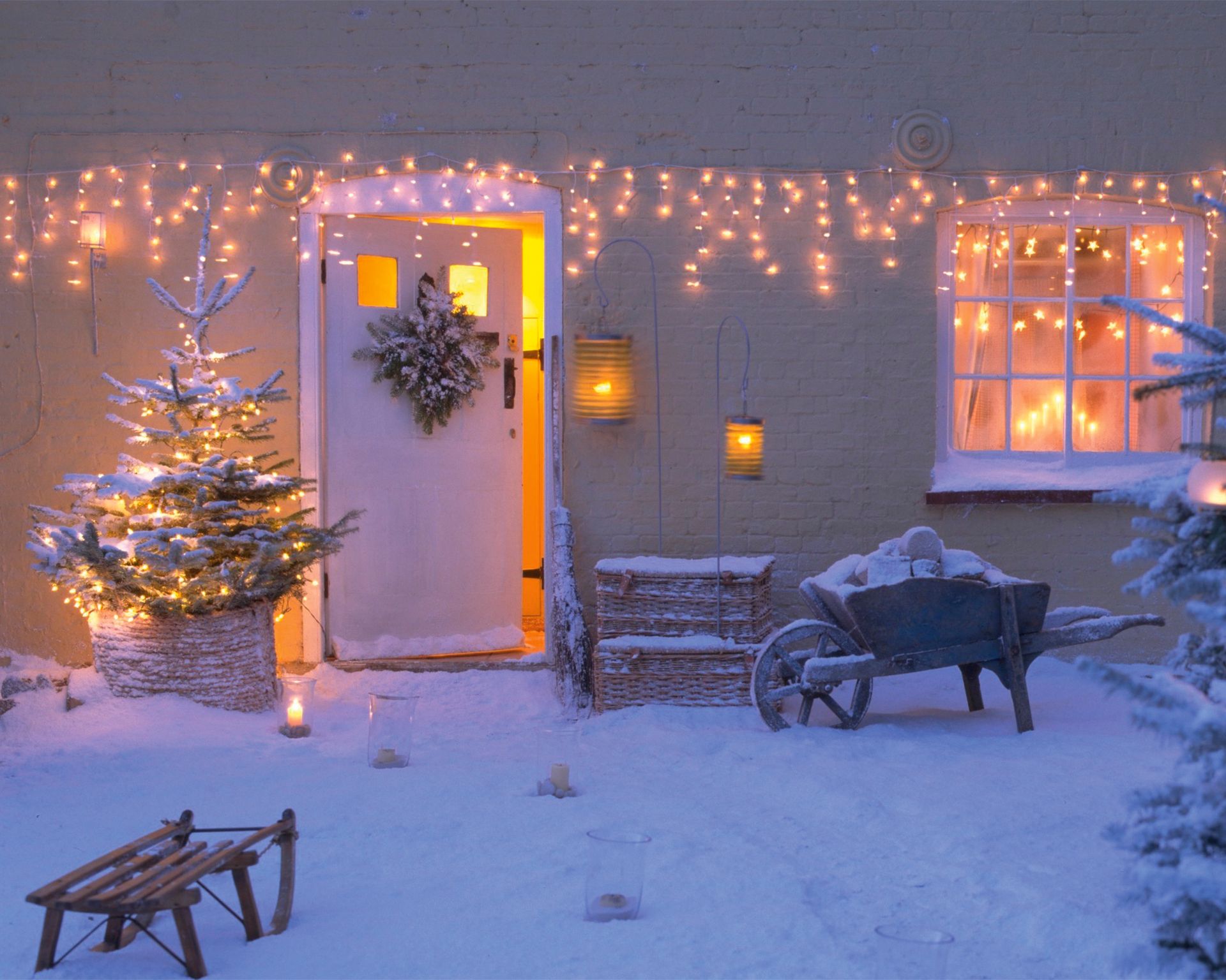 8-essential-outdoor-christmas-lights-safety-tips-gardeningetc