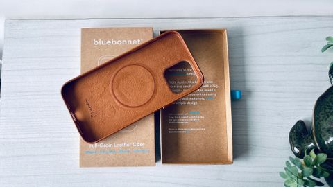 Bluebonnet Full-Grain Leather MagSafe Case with box