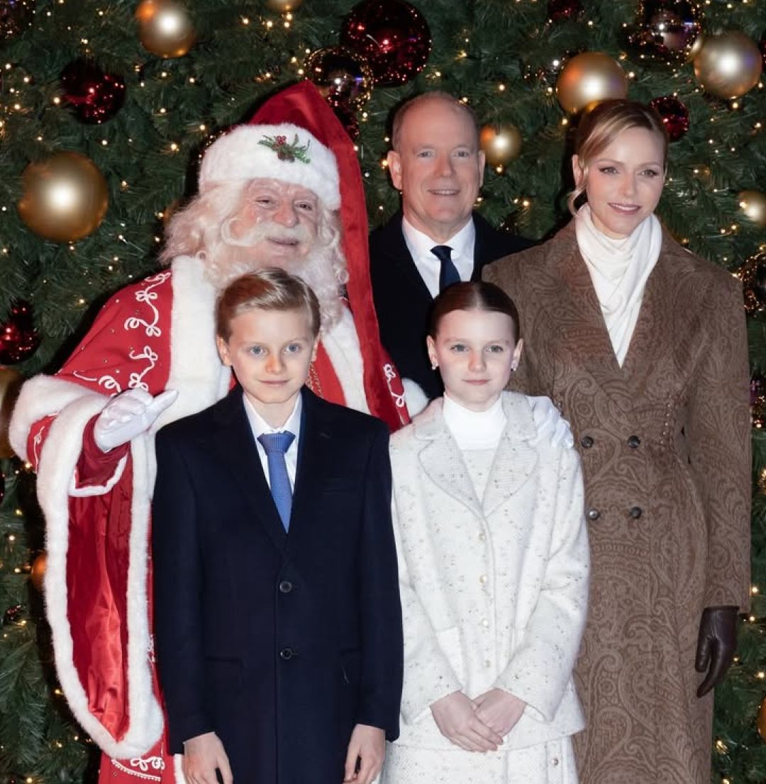 Santa, Prince Jacques, Princess Gabriella, Princess Charlene and Prince Albert in front of a Christmas tree