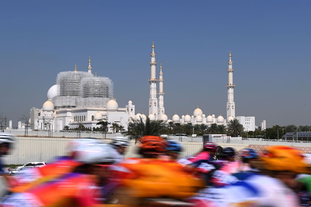 The UAE Tour Women peloton at speed