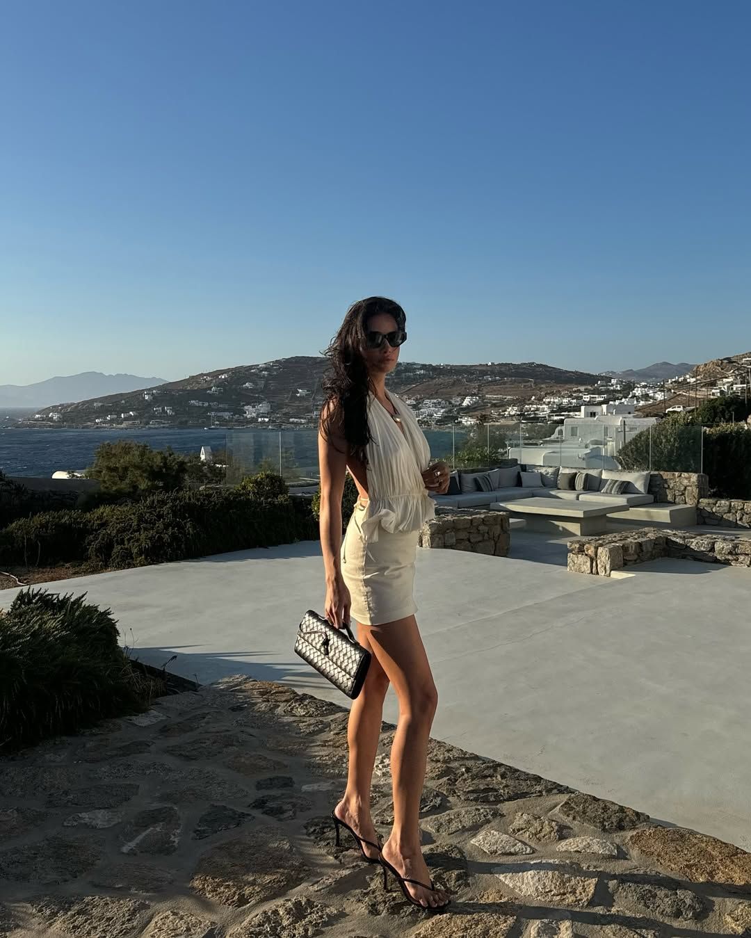 @kelseymerritt wearing heeled flip-flops